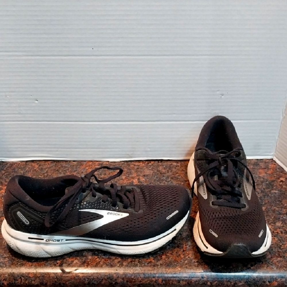 Unisex Brooks Black Running "GHOST" Sneakers...Size 8...EUC